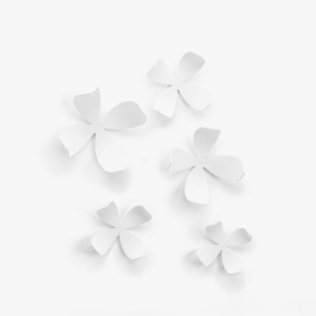 flores blancas decoración pared