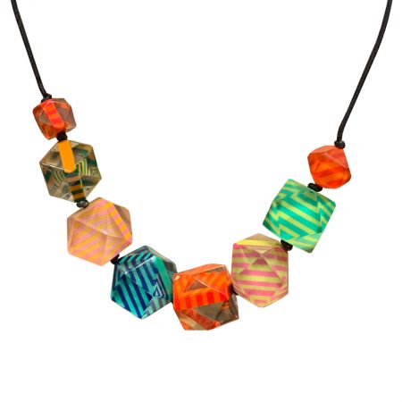 Collar Vanguardista de poliedros con Rayas de colores brillantes