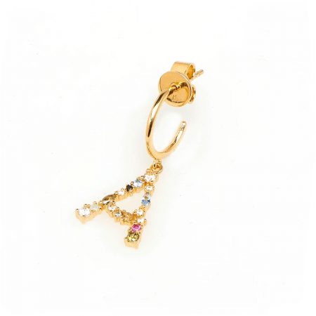 Pendientes de aro asimetricos con una letra de plata bañado en oro 18k P de Paola con cierre de tuerca