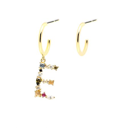 Pendientes de aro asimetricos con una letra de plata bañado en oro 18k P de Paola E