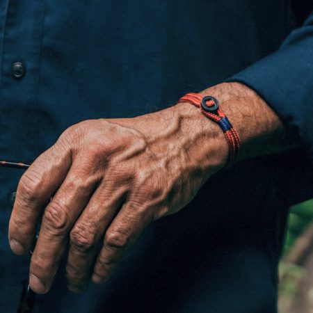 pulsera hombre pig and hen Don Dino con correa rojo coral con cierre de botón negro